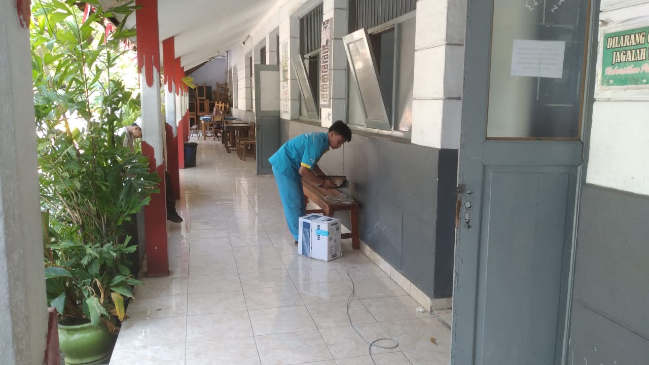 Pemasangan Jaringan Internet Di SMP Mutiara Singaraja